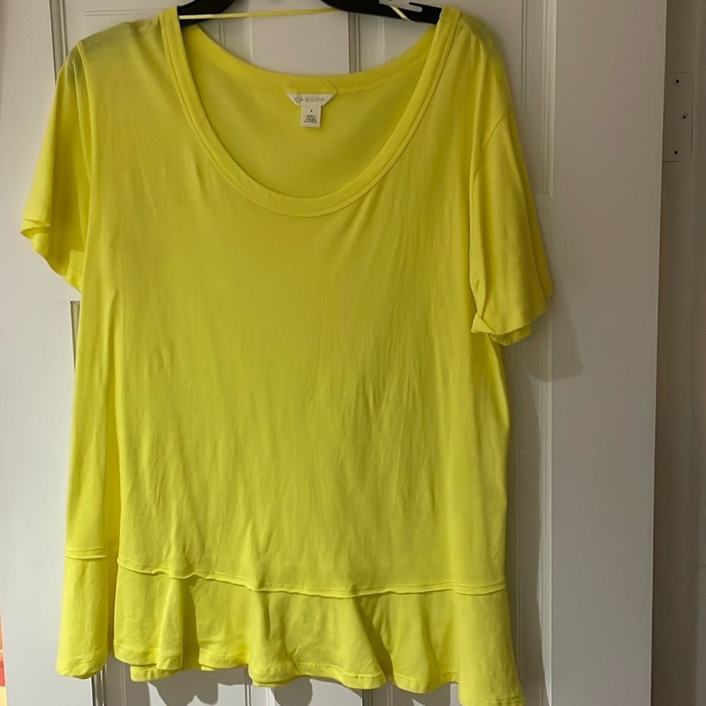 NWOT Caslon yellow tshirt with bottom ruffle in size small